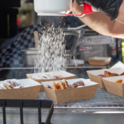 poedersuiker op de poffertjes
